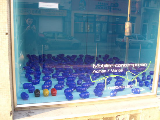 Ok, vielleicht nicht wirklich Kunst, aber originell oder, dieses Geschäftslokal ist zu vermieten und die Schweinchen heißen wohl man kann das große Geld dort machen *;o) (man beachte auch die Schweinchen in den Farben der Flagge!)