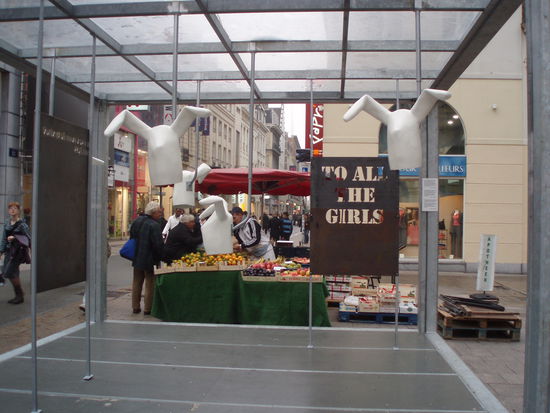 ...war leider nach 1 Nacht schon zerstört...die Vandalen sind leider da genauso wie überall anders auch!