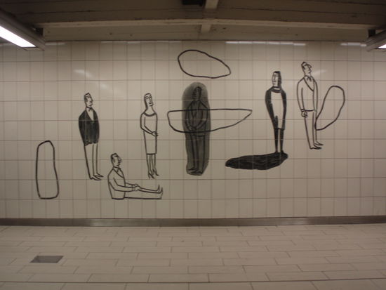 Metro Station bei meiner Arbeit - hab anfangs gedacht jemand hat da einfach was hingeschmiert, aber nein, das ist ganz offiziell Kunst *;o)