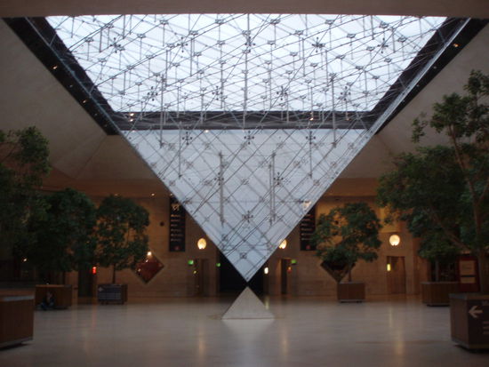 Umgekehrte Pyramide im Caroussel de Louvre