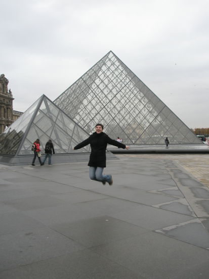 Und weils so schön war hab ich springen müssen vorm Louvre *;o)