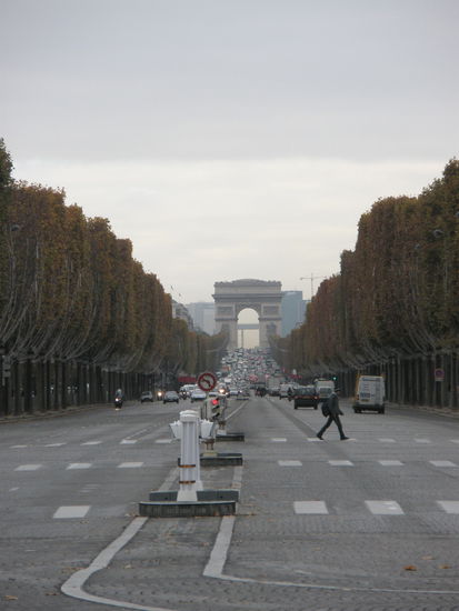 Champs Elysée mit Blick auf den Arc de Triomphe