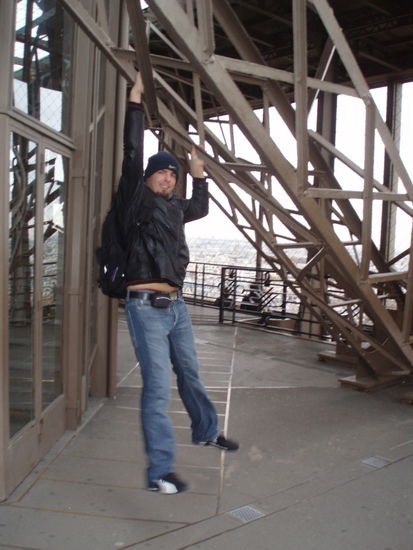 Max hängt am Eiffelturm herum *;o)