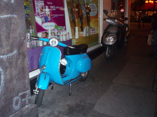 Alle Mopeds und Motorräder werden einfach am Gehsteig geparkt!