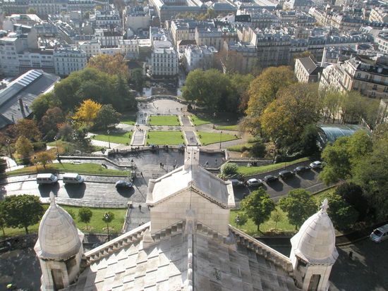 Aussicht auf den Platz und die Gärten in Montmartre
