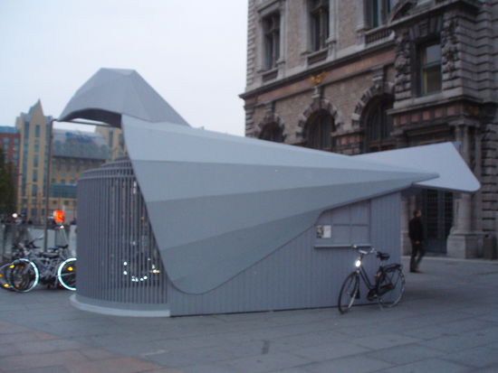 Vorm Bahnhof in Antwerpen