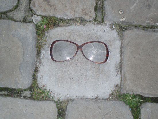 Diese Brille ist vor der Kirche St. Michel et Gudule einbetoniert, keine Ahnung wozu (angeblich gibts auch eine beim Triumphbogen, muss ich mal schauen gehn!)