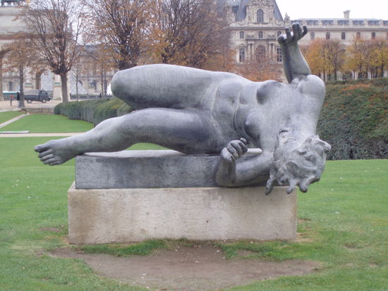 In Paris vorm Louvre - muss immer noch lachen über die Statue, wie wenn sie vom Sockel fällt *;o)