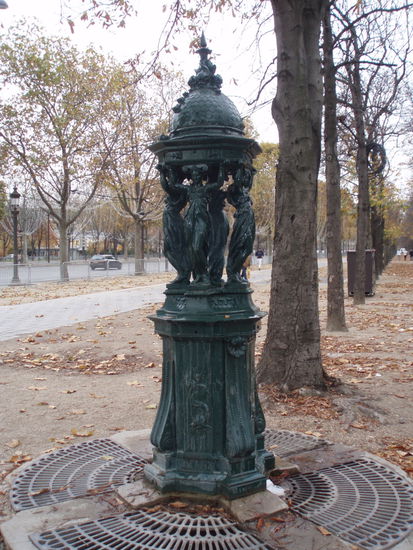 in Paris in den Tuileries - ein Brunnen