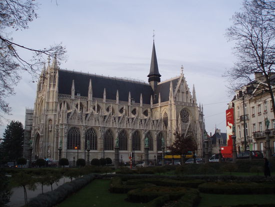 Das ist die Kirche bei Petit Sablon mit Park dazu, da geh ich auch oft vorbei!!