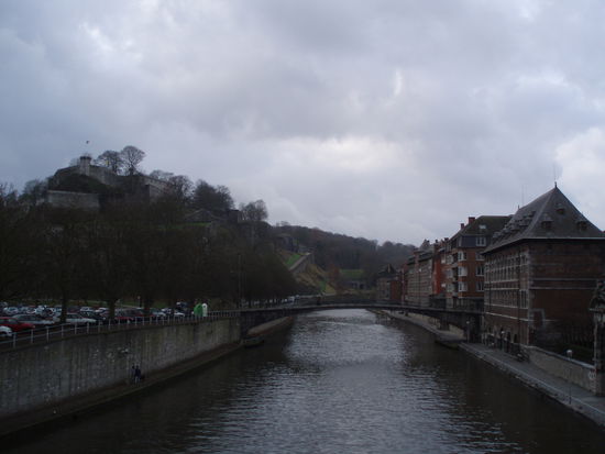 Links am Bild sieht man die Zitadelle am Berg!