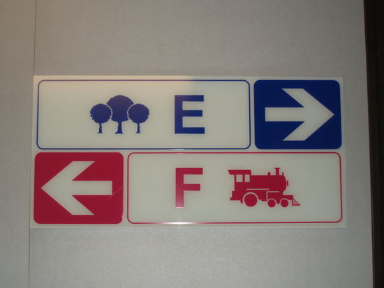 Wenn jemand weiß warums Bäume und Lokomotiven gibt bitte um Info! (Ich hatte schon zur Antwort bekommen: für die Analphabeten, aber da gibts ja hoffentlich nicht so viele im Parlament! *;o))