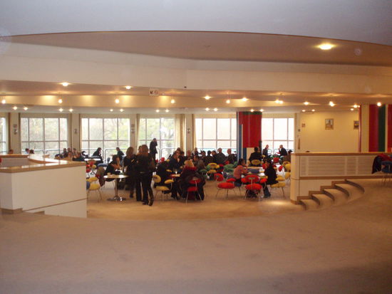 Mickey Mouse Bar - man kann die bunten Sessel da schlecht erkennen, aber die schauen aus wie der Kopf von Mickey Mouse