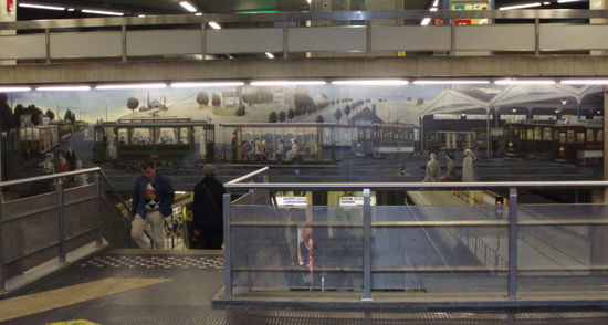 U-Bahn Station (schwer zu erkennen irgendwie am Bild, aber das zwischen den Geländern ist gemalt!)