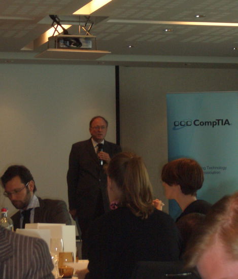 Und hier spricht jemand gaaaanz wichtiger (glaub jemand aus dem Parlament???), aber ich musste mein 3-Gänge Menü essen, konnte mir nicht alle Namen merken *;o)