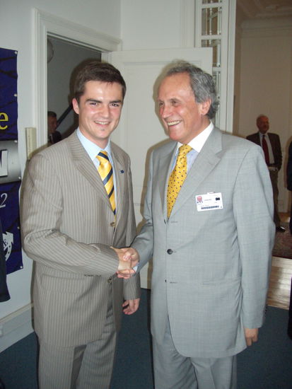 Hier sieht man was manche Praktikanten als positiv empfinden und gerne machen (ich gehör da nicht dazu): Fotos mit "wichtigen" Leuten machen!