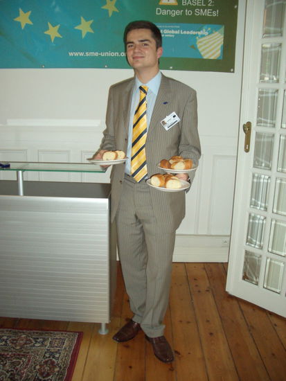 Und hier sieht man was Praktikanten machen wenn die "wichtigen" Leute wieder weg sind...*;o)