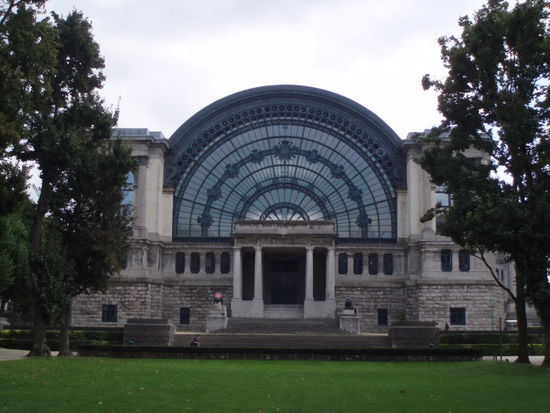 Musee de l'Armee neben dem Triumphbogen