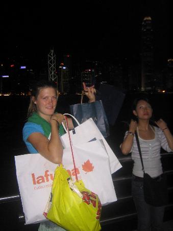 hong kong ist ein shoppingparadies mit dem harbour city einkaufszentrum. dies ist das größte shoppingcenter asiens.