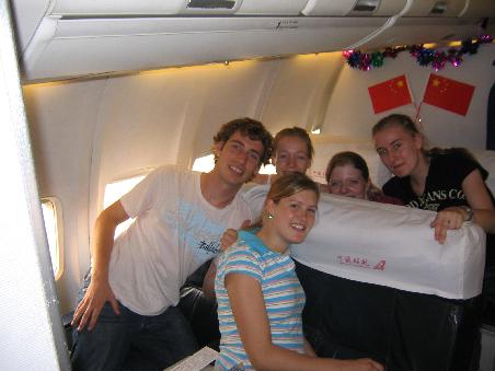 zum nationalfeiertag wurden sogar die flugzeuge patriotisch geschmückt.
hinter uns sitzen lene, bianca und imke