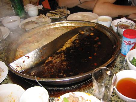 chinesisches fondue, eine lokale spezialität! die rechte hälfte war ungenießbar.