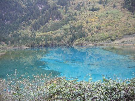 türkisblaue bergseen in wunderschön herbstlicher landschaft