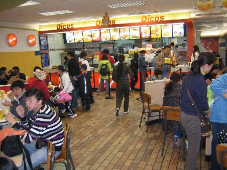 erschlagen von soviel natur, beschlossen wir unsere leeren mägen endlich mal wieder zu füllen. aber NICHT mit chinesischen food, davon hatten wir die schnauze voll!!!