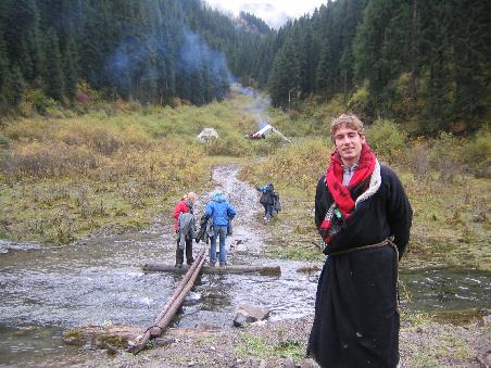 der mönch kurz vor der überquerung der brücke ins rettende lager.