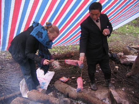 imke und ein unbekannter chinese(man beachte seine zum anzug passenden schuhe!) beim socken trocknen.