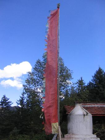 Gebetsflagge(sie ist von oben bis unten mit Gebetstexten bedruckt.)