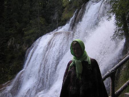 Großmutter vorm Wasserfall!