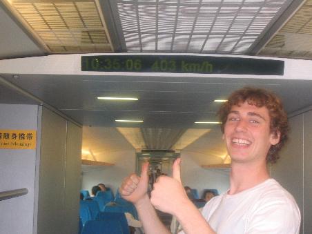 das erste highlight gleich am anfang der TRANSRAPID.
robi total begeistert, fanny sondierte schon mal die kotztüten.
die fahrt war einfach zu schnell.