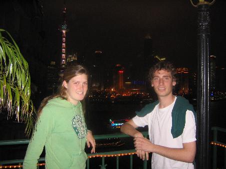 auf dem dach des "peace-hotels" am bund mit blick auf pudong.
