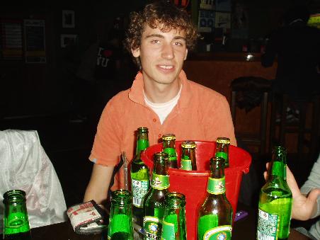 Für alle Jungs: Robert nährt sich langsam wieder an seinem alten Alkoholpegel.