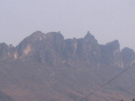 Da fragt man sich, wieso auf diesen Bergen noch eine Mauer drauf gesetzt werden musste.