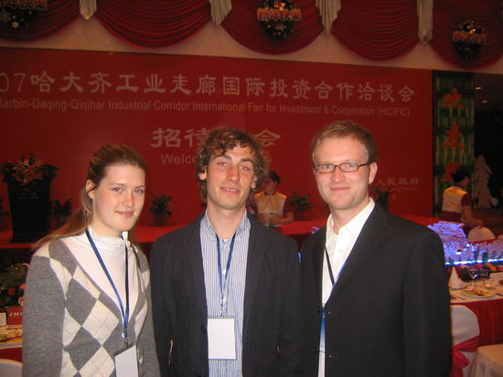 die drei potenziellen milliarden investoren, die beim gala-banquett, mit am tisch des gouverneurs der provinz sitzen durften.