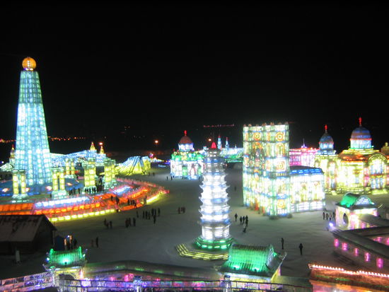 die kleinen schwarzen punkte sind menschen!