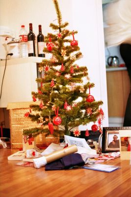 unser plastikweihnachtsbaum made by ikea