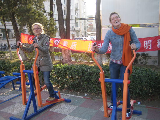 katha und fanny beim "volksfitnessstudio"