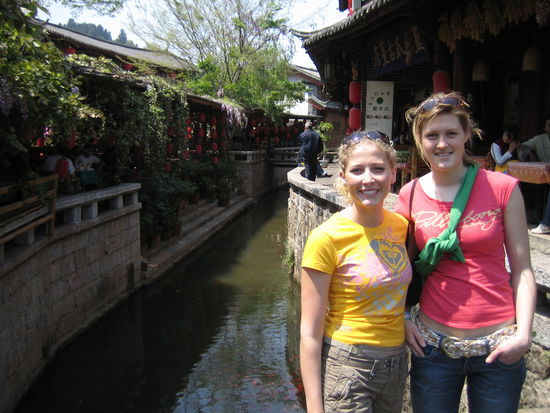 in lijiang(beide mir ihren neuen "marken"shirts)