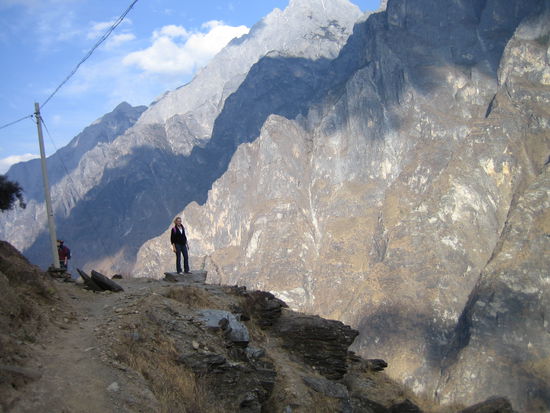 katha vor der bis zu 3900m hohen felswand.