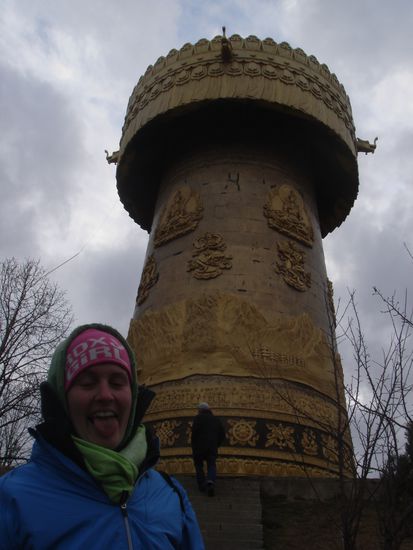 fanny vor der riesen drehpagode.
auch wir haben sie dreimal (in die richtige) richtung gedreht. ziemlich anstrengend.