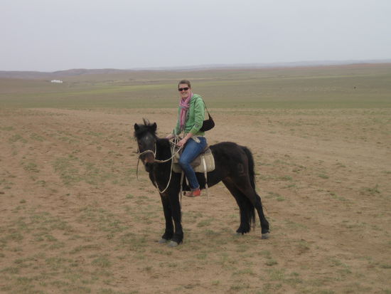 fanny gekleidet im nomadischen style und wie immer mit handtasche.