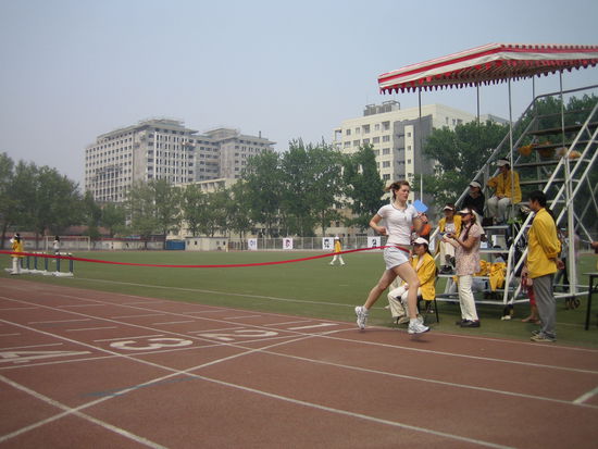 fanny an der 800m finish line, konkurrenz abgehängt.