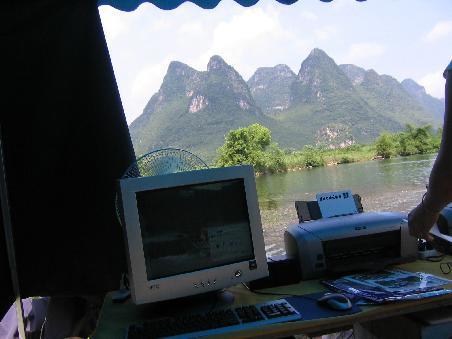 wir haben eine spektakulaeres foto von uns auf dem fluss machen lassen. angelegt, angeguckt, bezahlt und abgefahren.