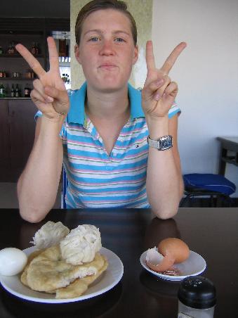 frühstück= 2 eier, 2 brotkloppse und 2 frittierte schnecken.
geschmack= 0