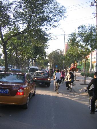 das alltäglich chaos auf den straßen. wir werden zu richtigen fahrradfahrkünstlern, weil alle hier kreuz und quer fahren.