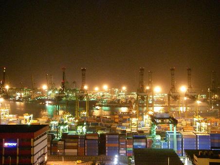 Der Hafen bei Nacht. Blick vom 25. Stock
