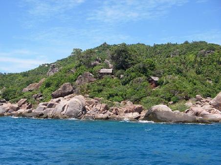 Schoenes blaues Meer, coole Insel