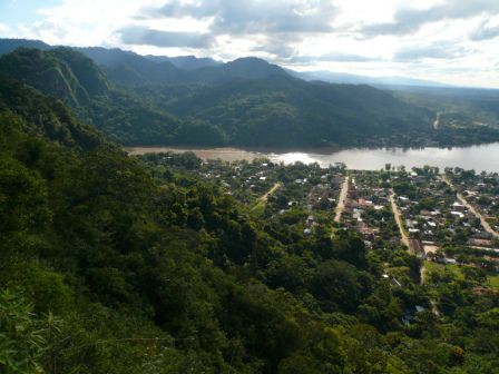 Rurre am Rio Beni, links: der Dschungel (Parque Nacional Madidi), rechts am Horizont: die Pampa
